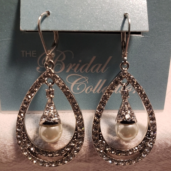 Vintage Monet Bridal Collection Silvertone Cubic Zirconia & Faux Pearl earrings - Picture 2 of 8